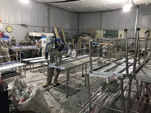 co-so-san-xuat-ban-ghe-inox